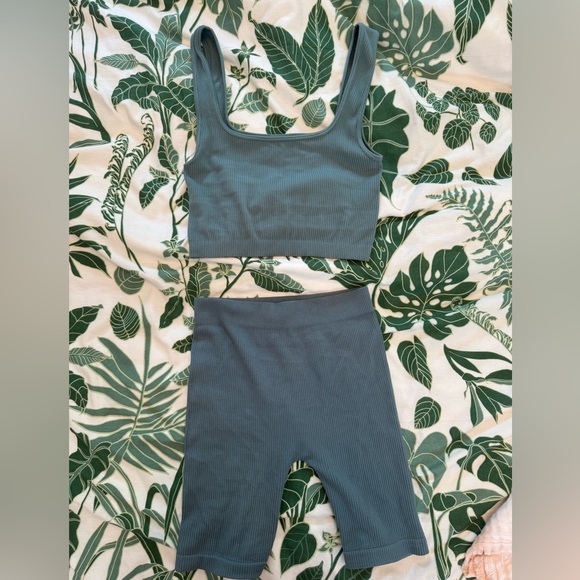 LIKE NEW- ZARA Seamless Bike Shorts & Crop Top Tank SET, Blue/Green XS-S - Picture 4 of 6